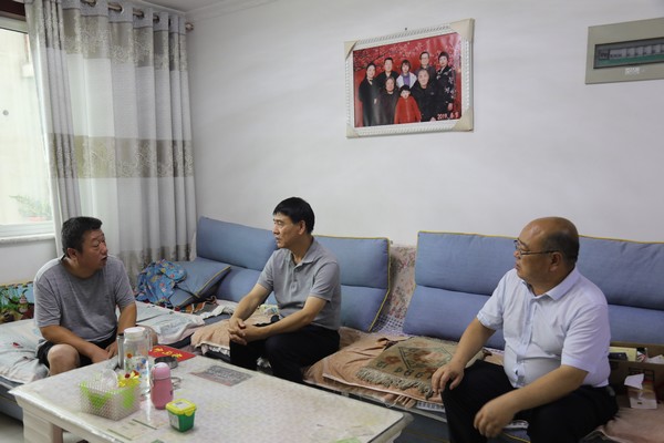 侯本英“七一”前夕走訪慰問陜煤建設(shè)韓城分公司困難黨員