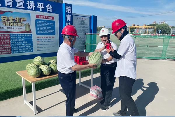 陜煤建設(shè)西北分公司開(kāi)展“高溫慰問(wèn)送清涼，情系基層暖人心”活動(dòng)