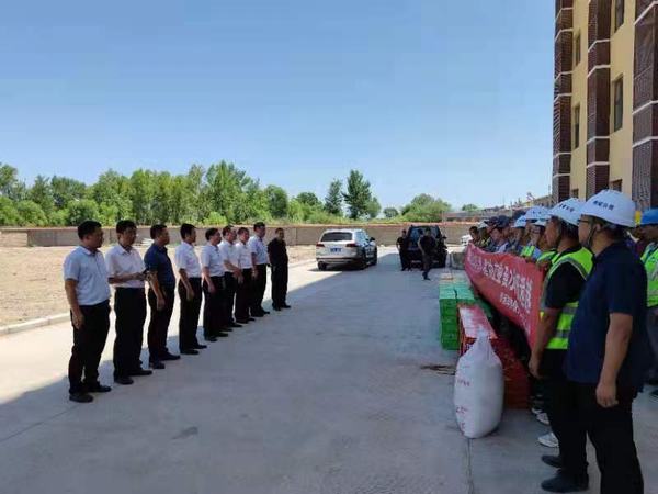 靖神鐵路公司黨委副書記、董事長陳俊濤為陜煤建設(shè)銅煤公司第八項目部靖神鐵路孟家灣機(jī)輛中心項目干部職工等送清涼