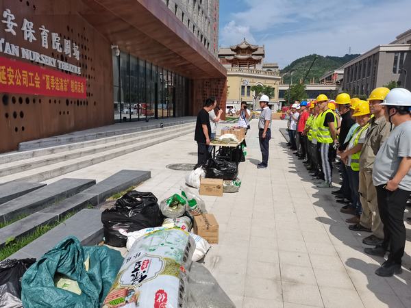 陜旅集團(tuán)延安公司工會為陜煤建設(shè)銅煤公司延安項目部延安保育院參建人員送清涼