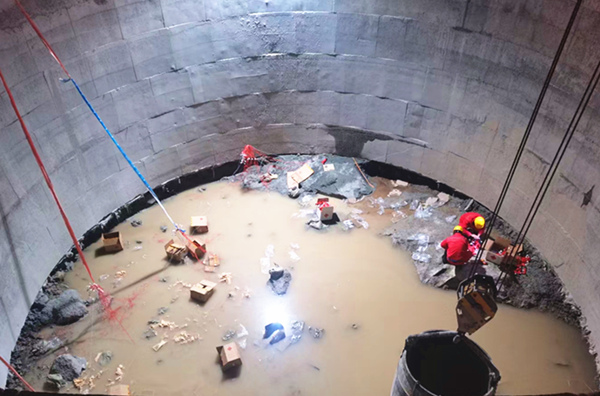 陜煤建設(shè)礦建三公司天山勝利隧道2號通風(fēng)豎井打響項目建設(shè)“第一炮”