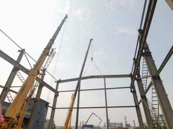 陜煤建設(shè)漢中分公司承建的燒結(jié)機(jī)頭電除塵灰資源化利用項目清洗車間順利上梁