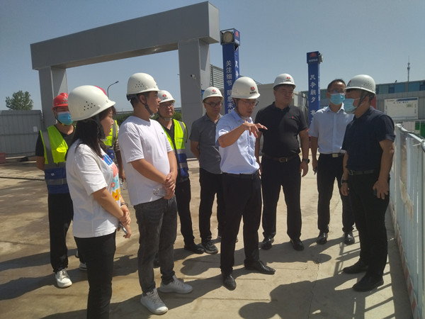 灃西新城黨委委員、管委會副主任薄磊一行蒞臨陜煤建設(shè)咸陽分公司承建的灃西新城第五學(xué)校項(xiàng)目調(diào)研指導(dǎo)工作