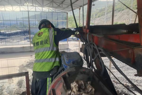 陜煤建設(shè)礦建二公司各項(xiàng)目部積極開展國(guó)慶前設(shè)備檢修活動(dòng)