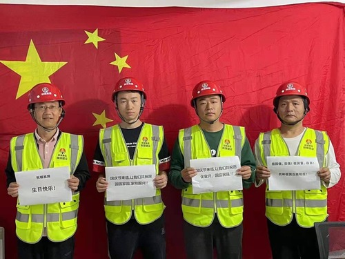 我和國旗合個影，曬出濃濃愛國情！