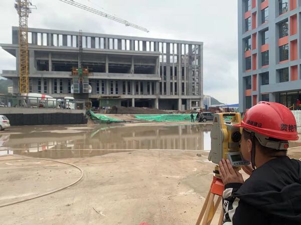 “國(guó)慶節(jié)”，他們?cè)谑┕ひ痪€(xiàn)這樣過(guò)