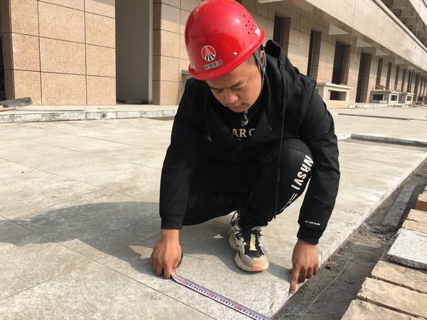 奉獻(xiàn)不言苦，追求無(wú)止境