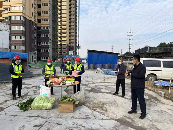 涇陽縣住房與城鄉(xiāng)建設(shè)局領(lǐng)導班子一行慰問陜煤建設(shè)咸陽分公司涇陽縣西城保障房小區(qū)項目一線員工