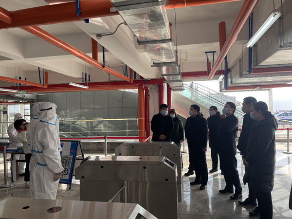 彬州市委書記王宏志、市長陳加寶一行蒞臨銀西高鐵彬州東站前廣場項目指導疫情防控工作