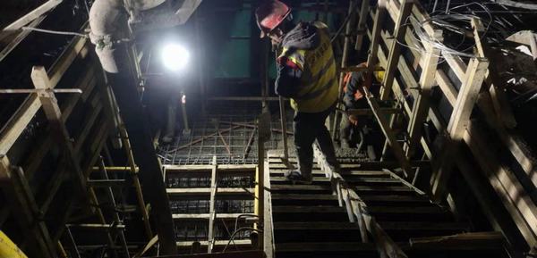 陜煤建設(shè)銅煤公司第六項目部戴著口罩抓生產(chǎn)凝聚力量保安全