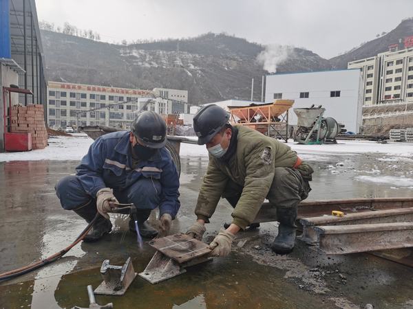 陜煤建設(shè)礦建二公司安裝項目部：風(fēng)雪難掩熱情 全力保障生產(chǎn)