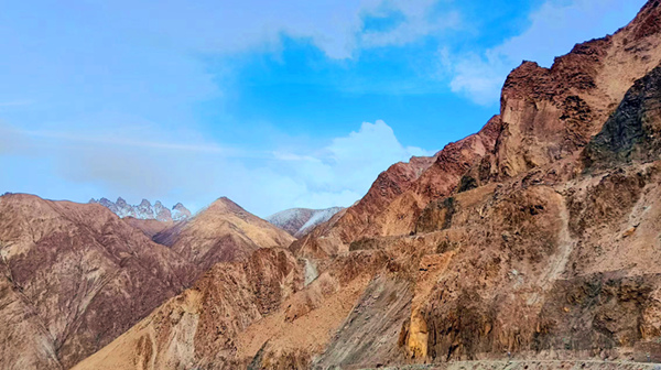 祁連山的風(fēng)，不小心打翻了春的調(diào)色板