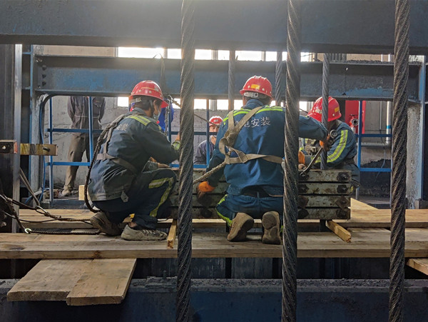 陜煤建設(shè)機電安裝公司西卓項目部：主立井提升箕斗竄繩順利完工