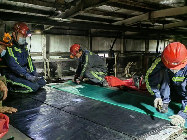 陜煤建設(shè)機電安裝公司小保當(dāng)項目部18小時完成膠帶搶險任務(wù)