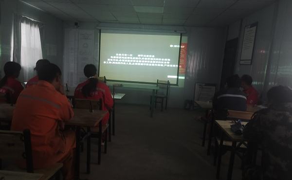 陜煤建設(shè)礦建二公司第三項(xiàng)目部安全“微觀影”走進(jìn)班前會(huì)