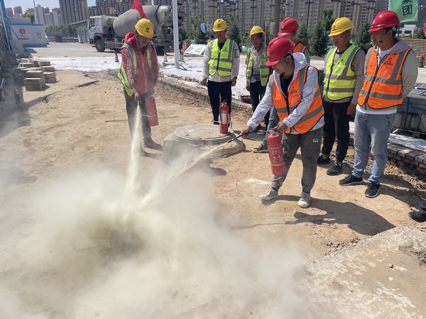 科創(chuàng)新城同慧運(yùn)動(dòng)公園項(xiàng)目經(jīng)理部開(kāi)展消防應(yīng)急演練夯實(shí)安全基礎(chǔ)