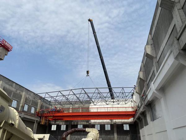 陜煤建設韓城分公司檸條塔礦井選煤廠二號主廠房工程鋼網(wǎng)架吊裝順利完成
