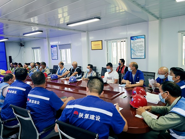 陜煤建設(shè)澄合分公司第十一項(xiàng)目部農(nóng)民工夜?！俺潆姟睘轫?xiàng)目提質(zhì)“蓄能”