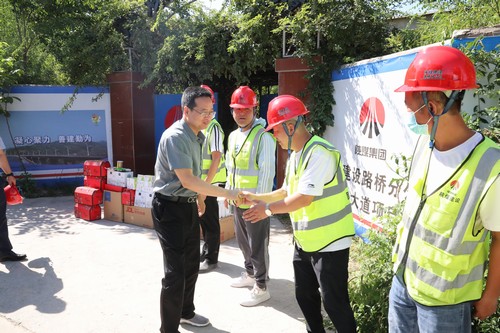 贠公法深入西咸新區(qū)項(xiàng)目部慰問一線“送清涼”