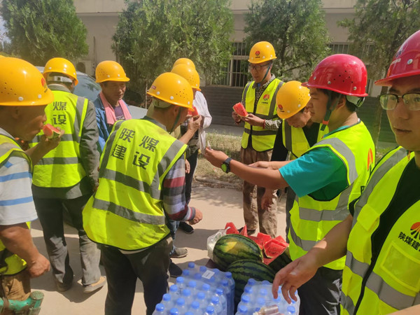 陜煤建設咸陽分公司第六項目部開展“夏日送清涼”活動