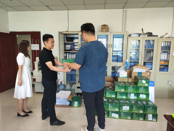 炎炎夏日送清涼，濃濃關(guān)愛(ài)沁人心