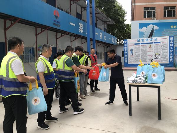 陜煤建設(shè)韓城分公司開(kāi)展“送清涼進(jìn)一線，為職工辦實(shí)事”活動(dòng)