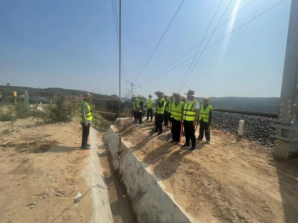 聞“汛”而動，陜煤建設(shè)路橋分公司靖神鐵路項目部全力搶修水毀地段工程