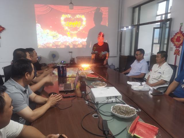 陜煤建設(shè)銅煤公司第二十一項(xiàng)目部為員工過集體生日