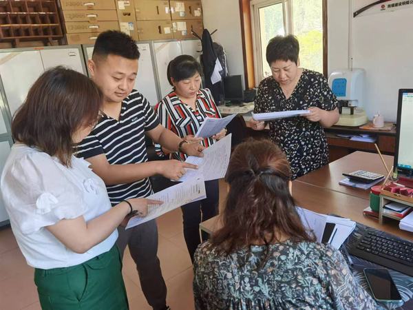 陜煤建設(shè)銅煤公司組織開(kāi)展“依法興企、你我共行”主題宣傳活動(dòng)