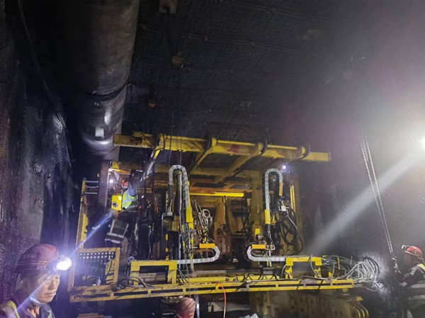 陜煤建設(shè)機電安裝公司小保當(dāng)項目部順利完成護盾機器人安裝