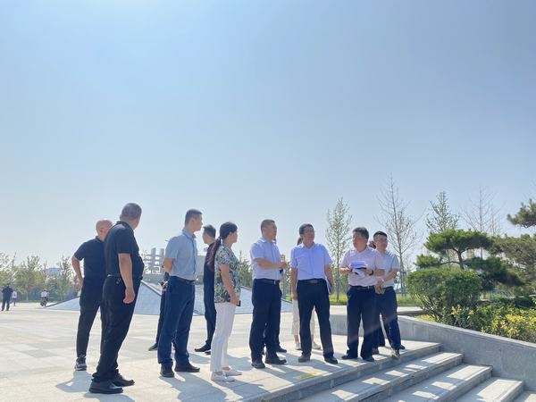 空港新城管委會領(lǐng)導(dǎo)調(diào)研組蒞臨空港城市中心公園指導(dǎo)工作