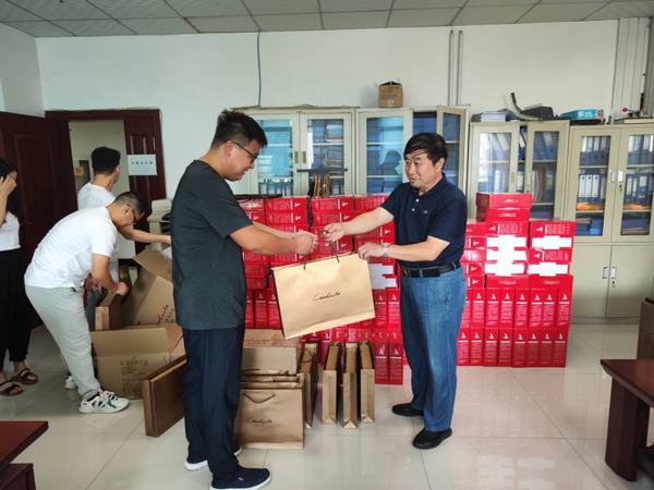 月餅送祝福，情意滿中秋