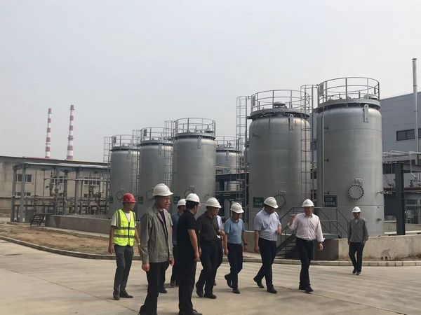 陜煤集團(tuán)基本建設(shè)管理部主任李云鵬蒞臨渭南陜煤?jiǎn)⒊娇萍加邢薰?萬(wàn)噸/年礦用高分子材料工業(yè)化示范項(xiàng)目試生產(chǎn)條件驗(yàn)收會(huì)