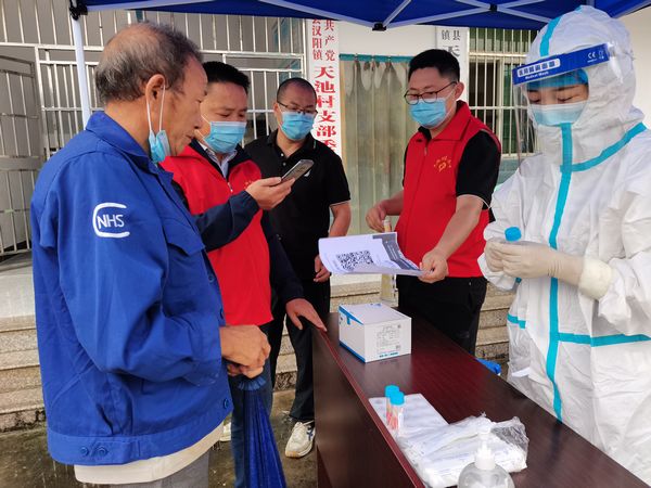 陜煤建設(shè)天工公司駐村工作隊助力核酸采樣 筑牢基層疫情防控“堡壘”