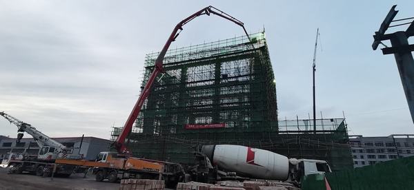 陜煤建設(shè)韓城分公司承建的王峰礦井副井工業(yè)場(chǎng)地提升機(jī)房主體工程順利封頂