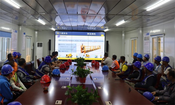 陜煤建設(shè)咸陽分公司灃西新城第五學(xué)校項(xiàng)目積極開展系列安全教育培訓(xùn)活動