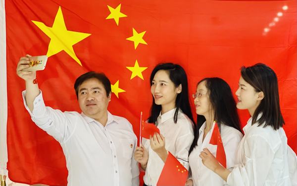 陜煤建設(shè)項(xiàng)目開發(fā)公司：“與國(guó)旗合影，身披榮光 ”