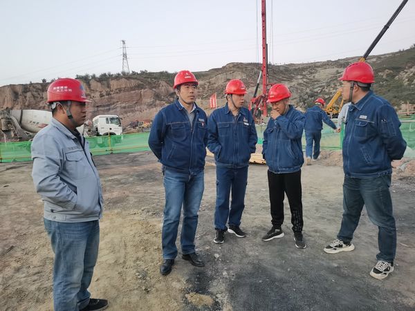 陜西新元潔能有限公司董事長(zhǎng)、總經(jīng)理范建林蒞臨陜煤建設(shè)天工公司檢查指導(dǎo)工作