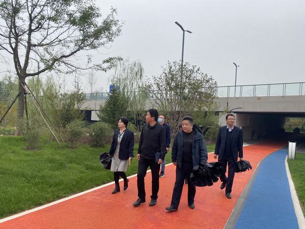 空港新城管委會開發(fā)建設(shè)部蒞臨中心公園調(diào)研指導(dǎo)工作
