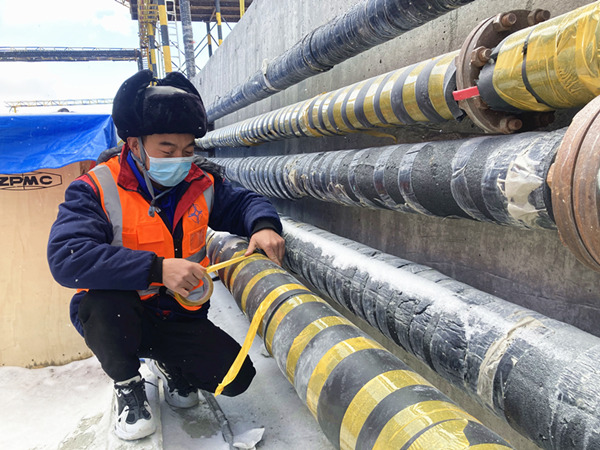 陜煤建設(shè)礦建三公司天山項(xiàng)目部：設(shè)備開啟“溫暖過冬” 模式