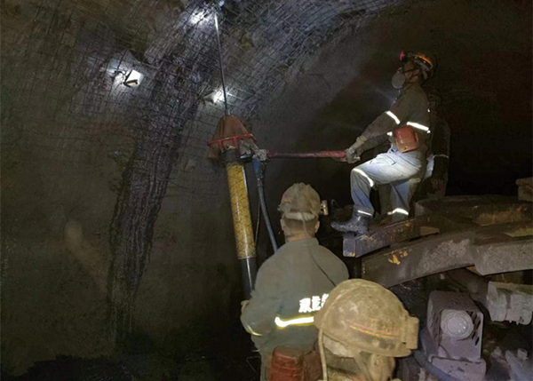 陜煤建設(shè)礦建三公司雙龍項目部116運輸順槽機頭硐室與運輸大巷順利貫通