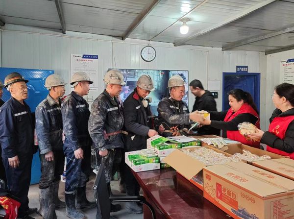 陜煤建設(shè)礦建三公司：當(dāng)“三八節(jié)”遇上“雷鋒日”，綻放最美志愿紅