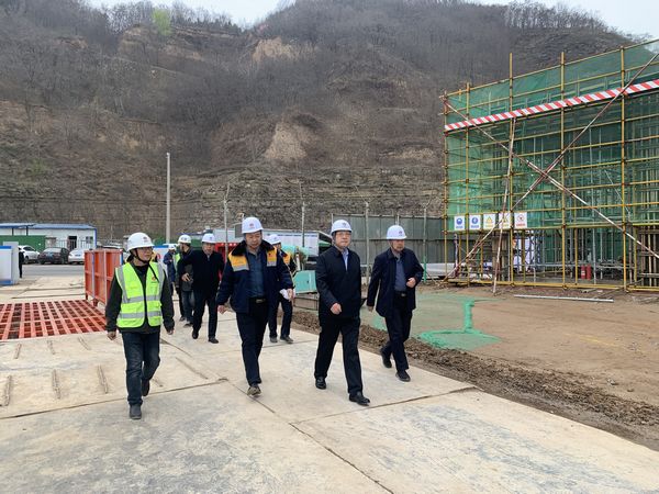 陜西彬長(zhǎng)集團(tuán)有限公司董事長(zhǎng)、黨委書(shū)記一行蒞臨陜煤建設(shè)天工公司承建的儲(chǔ)煤倉(cāng)工地檢查指導(dǎo)工作