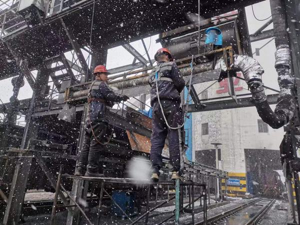 陜煤建設(shè)洗選煤運(yùn)營公司檸條塔運(yùn)營項(xiàng)目部：“斷崖式”降溫，工人“白頭”力保生產(chǎn)