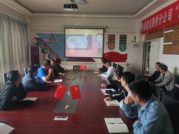 陜煤建設(shè)路橋分公司靖神鐵路項(xiàng)目部組織開展“5.12”防災(zāi)減災(zāi)科普宣傳活動