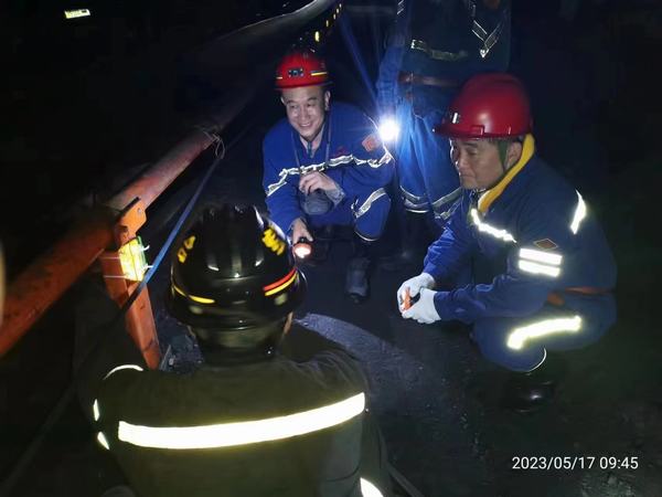 黃陵建莊礦業(yè)有限公司董事長雷貫亮深入陜煤建設(shè)礦建二公司建莊項目部檢查安全質(zhì)量標(biāo)準(zhǔn)化工作