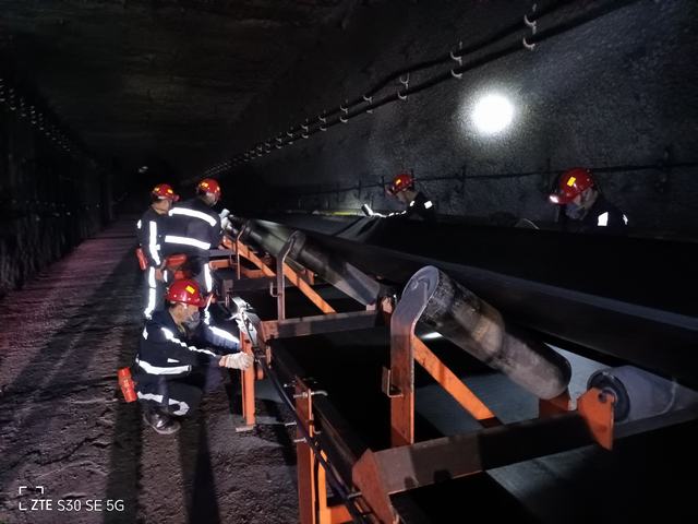 陜煤建設(shè)韓城分公司安裝三項目部提前完成張家峁煤礦2-2煤南部膠運巷帶式輸送機安裝工程