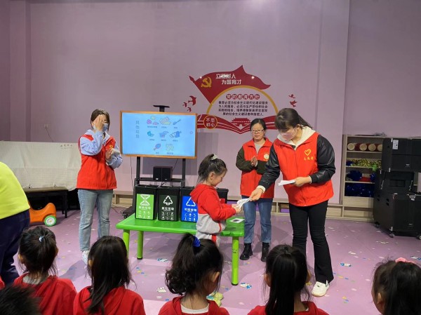 陜煤建設(shè)機(jī)電安裝公司垃圾分類進(jìn)校園爭做環(huán)?！靶∵_(dá)人”
