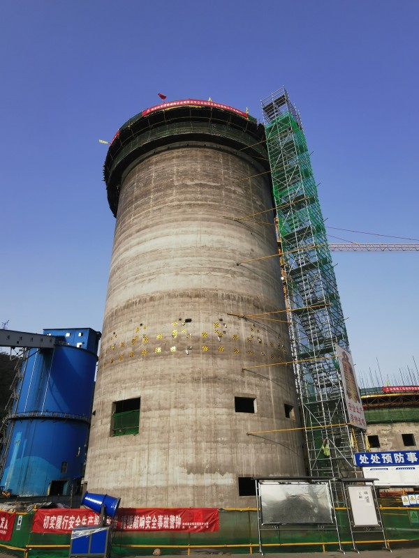 陜煤建設(shè)咸陽分公司雙龍煤業(yè)儲(chǔ)煤設(shè)施改造項(xiàng)目掘進(jìn)倉順利封頂