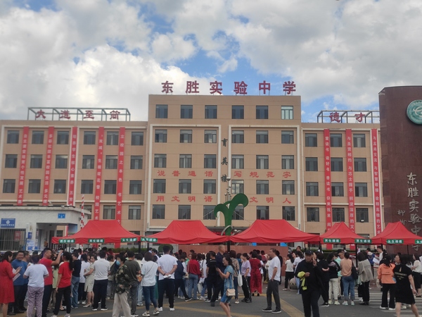 陜煤建設(shè)銅煤公司第五項目部開展“助力中考，愛心送水”志愿服務(wù)活動